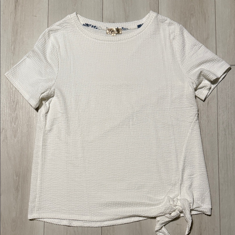 Women’s White Textured Knot-Front Top soft material. never worn